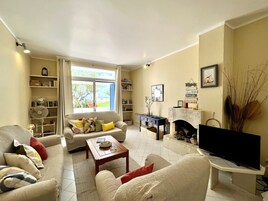 Apartment, 1 Bedroom, Pool Access | Living room