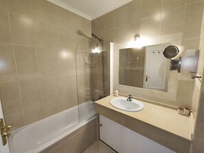 Douche, serviettes fournies