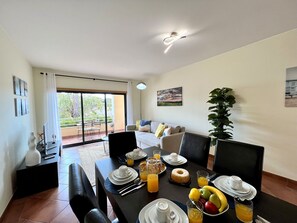 Apartamento, 2 habitaciones, acceso a la piscina | Servicio de comidas en la habitación