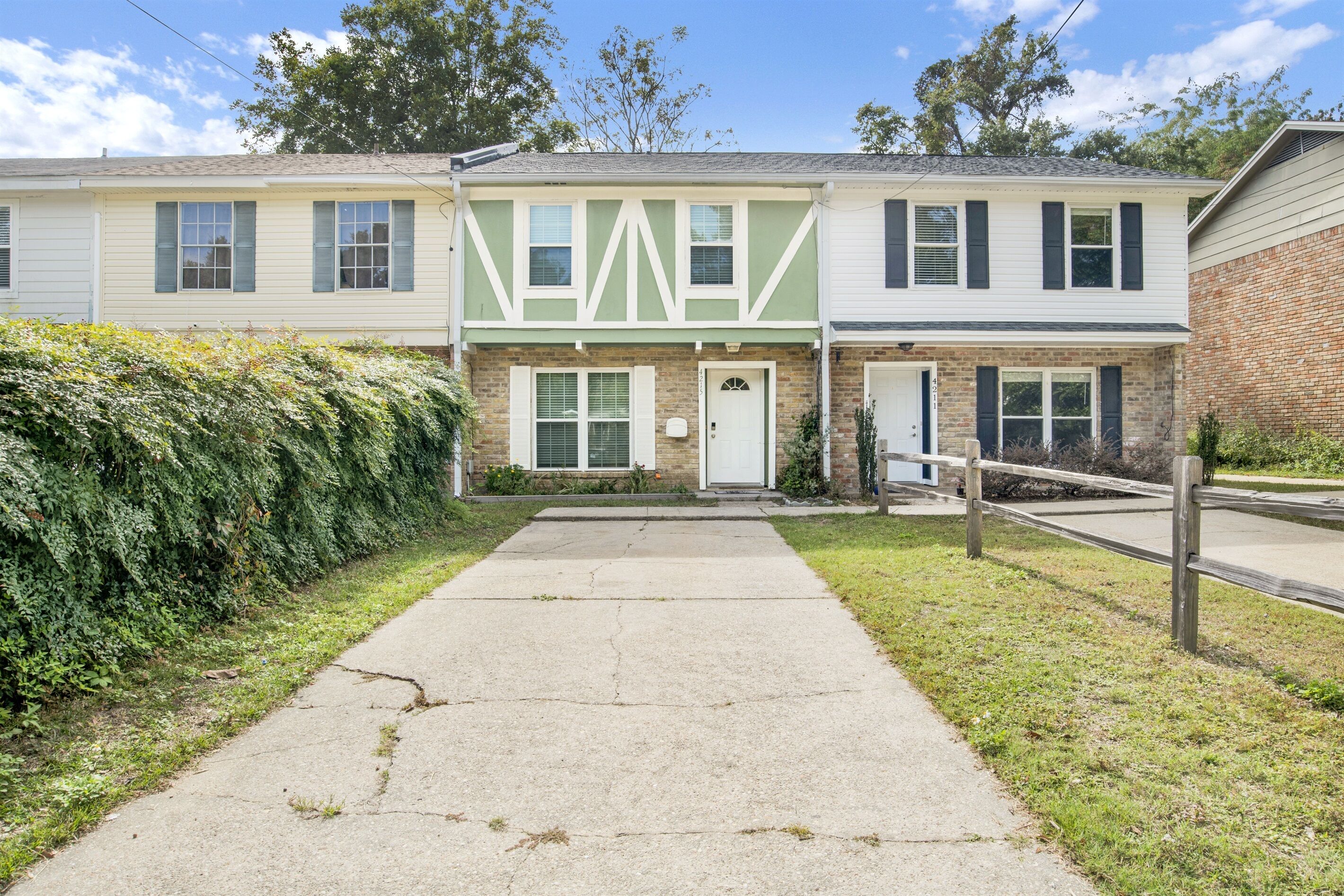 Coastal Charm: Pensacola Townhome Delight!