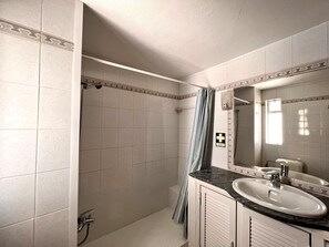 Apartment, 1 Bedroom, Pool Access | Bathroom | Shower, towels - Vilamoura Blue Lagoon With Pool (Loulé)