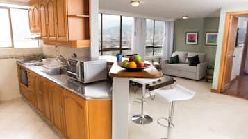 Appartement Classique | Cuisine privée | Grand réfrigérateur, micro-ondes, four, blender
