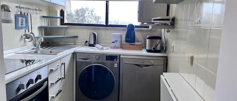 Een magnetron, een oven, een vaatwasser