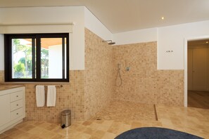 Shower, towels - Vilamoura Pinhal Velho Villa With Pool (Loulé)
