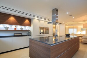 Mikrobølgeovn, oppvaskmaskin, kaffetrakter/tekoker og kjøkkenutstyr