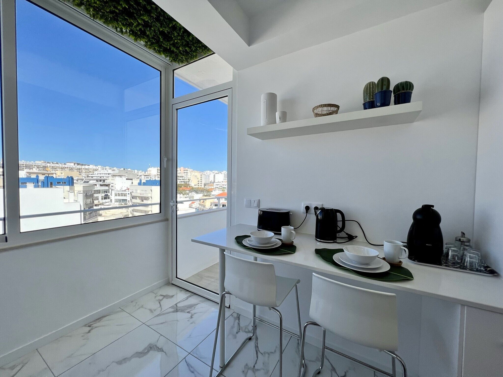 Apartamento, 3 quartos, terraço | Cozinha privada | Micro-ondas, fogão, lava-louças, cafeteira/chaleira