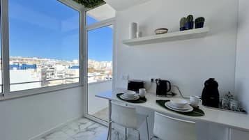 Apartamento, 3 quartos, terraço | Cozinha privada | Micro-ondas, fogão, lava-louças, cafeteira/chaleira