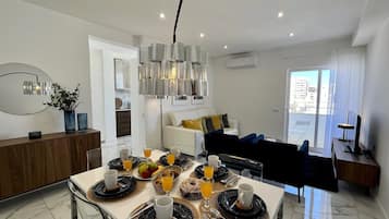 Appartement, 3 chambres, terrasse | Restauration dans la chambre