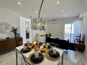 Apartamento, 3 habitaciones, terraza | Servicio de comidas en la habitación