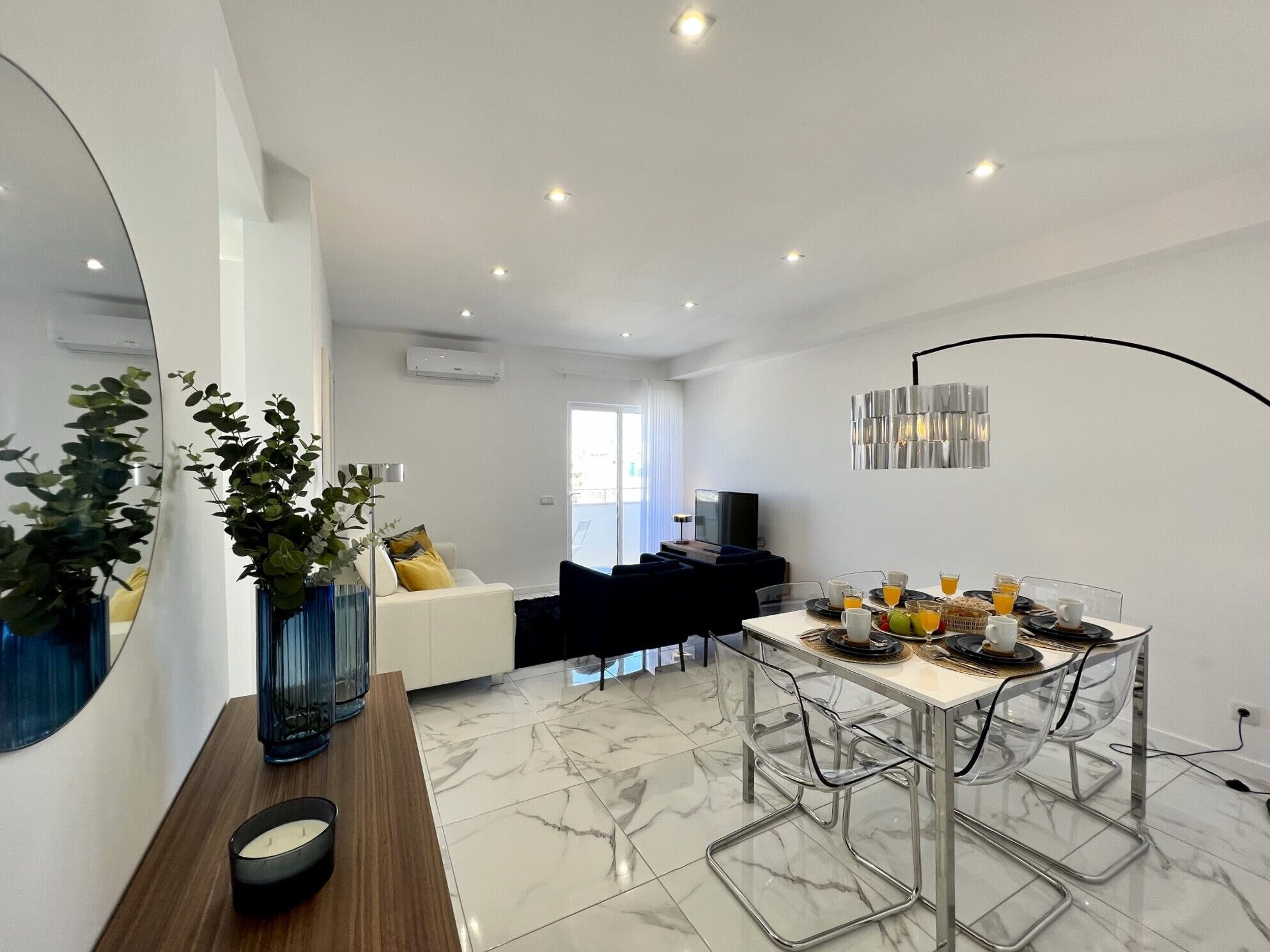 Apartamento, 3 quartos, terraço | Opções para refeição no quarto