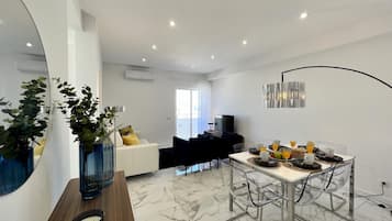 Apartamento, 3 quartos, terraço | Opções para refeição no quarto