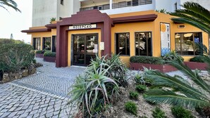 A building with a reception area, multiple balconies, and a sign that reads "MARBEL SOU". - Vilamoura Palm Tree With Pool by Homing (Loulé)