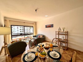 Apartamento, 2 quartos, acesso à piscina | Opções para refeição no quarto