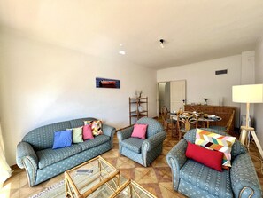 Apartment, 2 Bedrooms, Pool Access | Living room