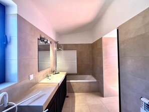 Villa, 3 Bedrooms, Private Pool, Mountain View | Bathroom | Shower, towels - Portimão Bellevue Villa With Pool (Portimão)