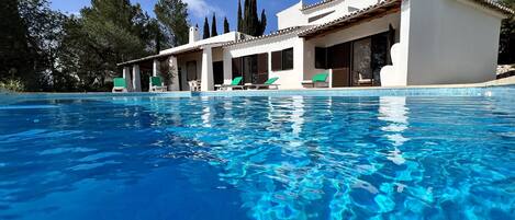 Hồ bơi ngoài trời