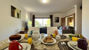 Apartment, 1 Bedroom, Terrace | In-room dining