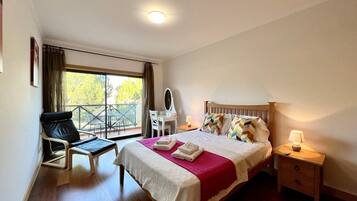Apartamento, 1 habitación, terraza | 1 dormitorio y ropa de cama