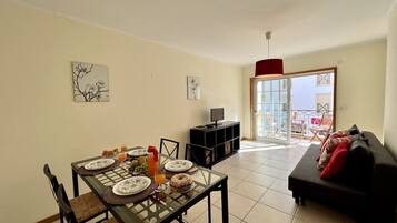 Appartement, 1 slaapkamer, terras | Dineren in de kamer