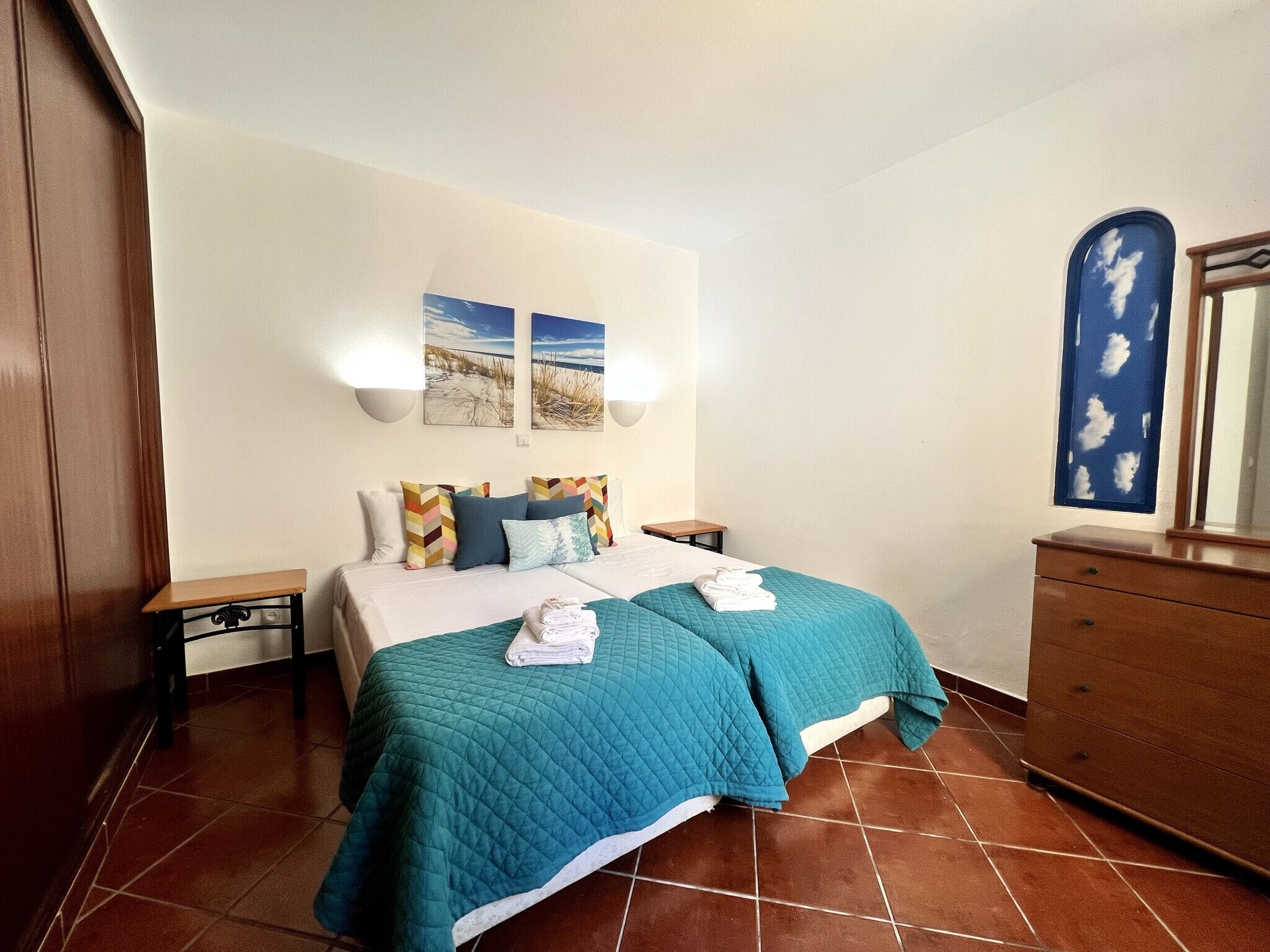 2 quartos, berços (sobretaxa), Wi-Fi de cortesia, roupa de cama