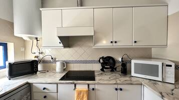 Microones, forn, rentaplats i cafetera i tetera