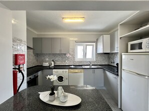 Oven, dishwasher, coffee/tea maker, electric kettle