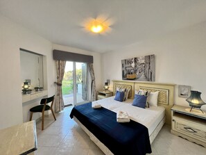 2 quartos, berços (sobretaxa), roupa de cama