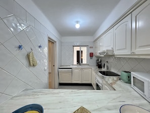 Microwave, oven, dishwasher, coffee/tea maker