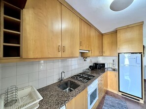 Microwave, dishwasher, coffee/tea maker, cookware/dishes/utensils - Vilamoura SEA Village by Homing (Loulé)