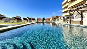 A clear swimming pool with a view of surrounding buildings. - Vilamoura Marina MAR 2 With Pool (Loulé)