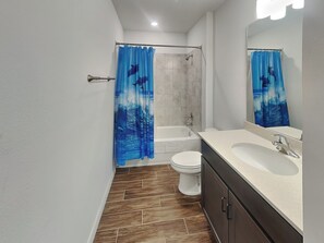 Ein Badezimmer mit Badewanne, Toilette und Waschbecken.