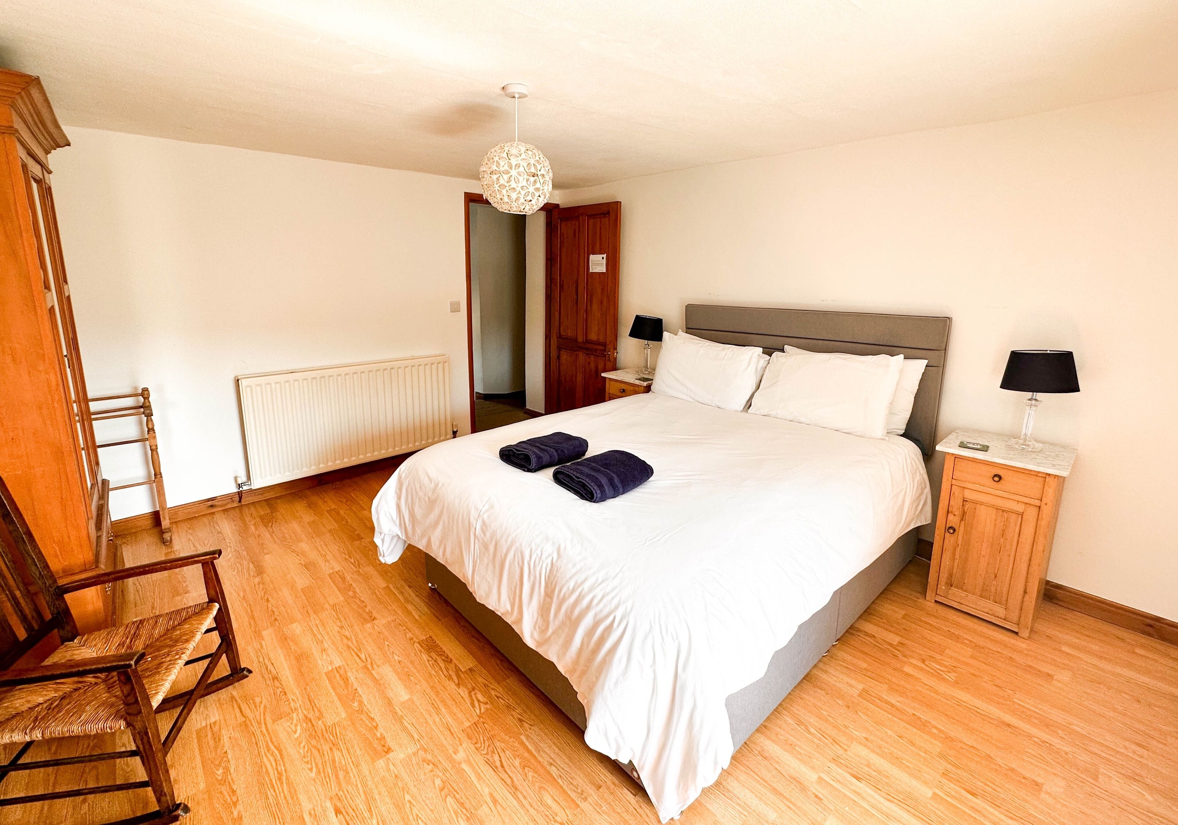 3 makuuhuonetta, silitysrauta/-lauta, ilmainen Wi-Fi, vuodevaatteet