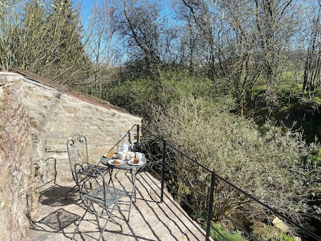 Outdoor dining. Spacious detached holiday home, sleeps 7 with 2 furry friends, free WiFi, two pubs nearby.