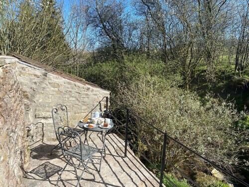 Spacious detached holiday home, sleeps 7 with 2 furry friends, free WiFi, two pubs nearby.