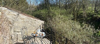 Spacious detached holiday home, sleeps 7 with 2 furry friends, free WiFi, two pubs nearby.