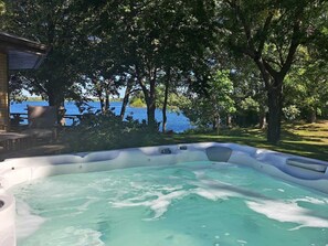 Outdoor spa tub - Sand Lake Home | Lake Park (Lake Park)