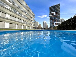 A modern building with a swimming pool in front. - Praia DA Rocha Twins 1 With Pool (Portimão)