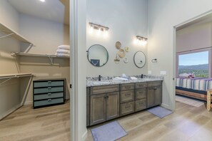 منزل (5 Bedrooms) | وسائل الراحة في المنشأة