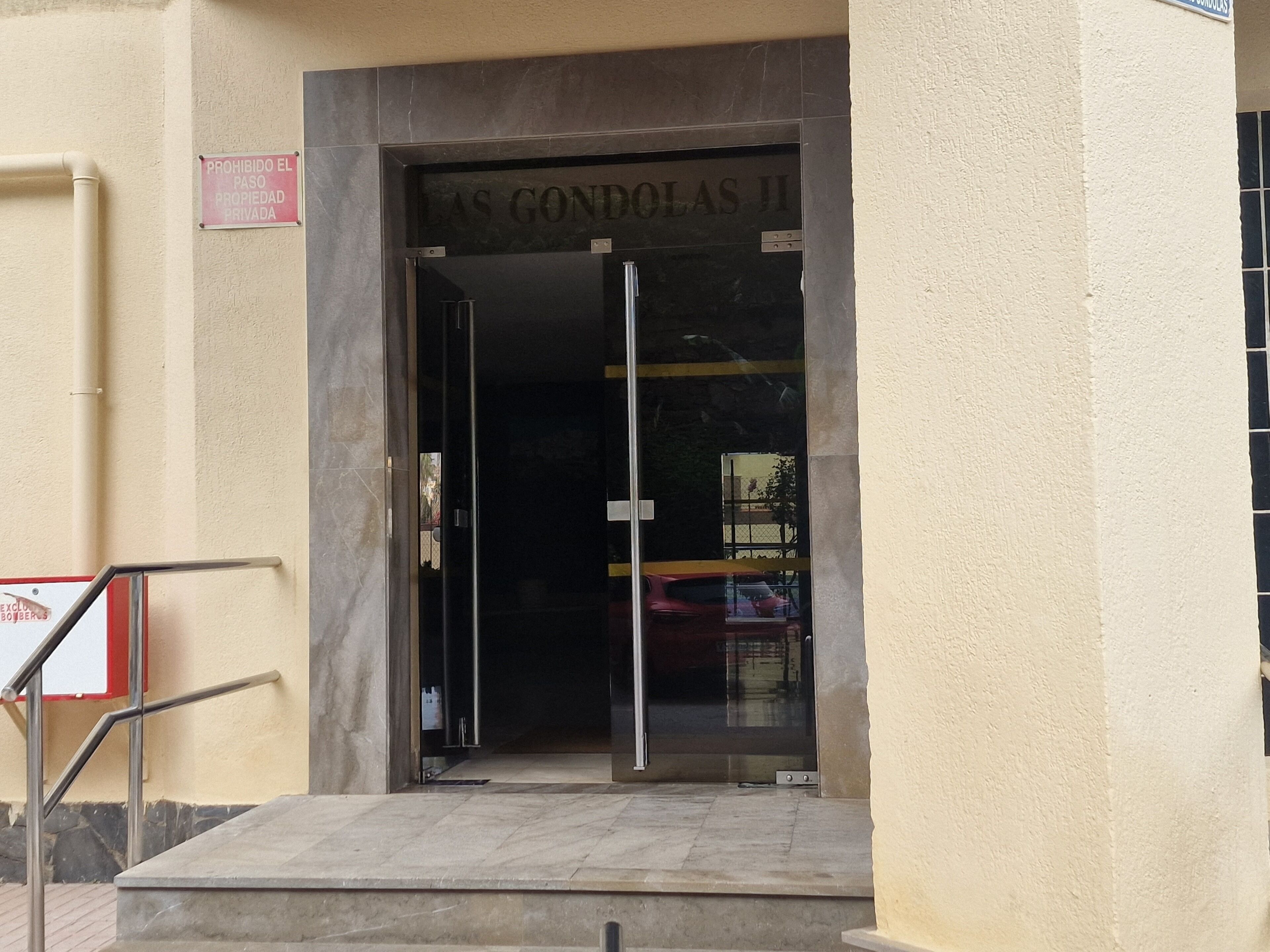 A building entrance with a sign reading "Las Gondolas II".