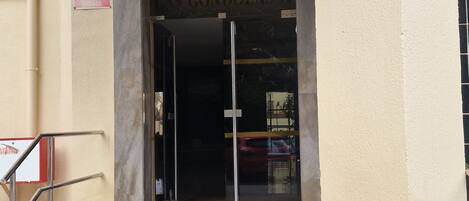 A building entrance with a sign reading "Las Gondolas II".