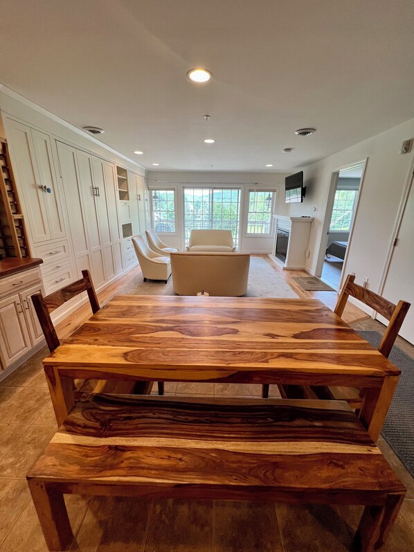 Dining - In the HEART of JIMINY PEAK MOUNTAIN RESORT slope side, shopping restaurants (Hancock)