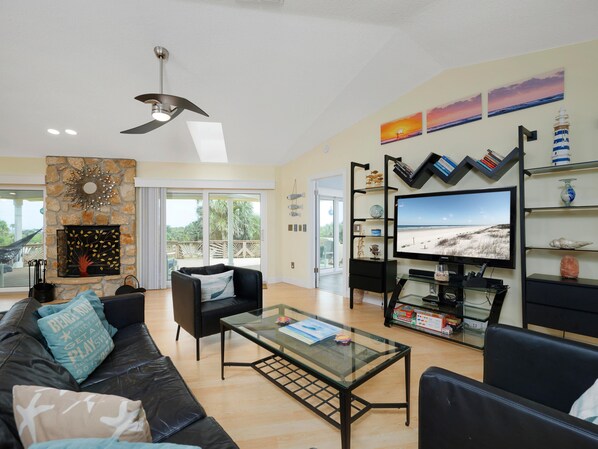 House, Multiple Beds, Patio, Ocean View | Living area | TV, fireplace - Casita Del Mar (Palm Coast)