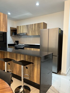 Refrigerador, microondas, horno y parrilla de estufa 