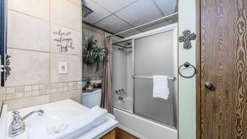 Condo, varias camas, balcón | Baño | Toallas y papel de baño