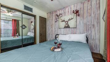 Condo, varias camas, balcón | 1 habitación, decoración personalizada y muebles diferentes