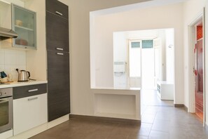 Oven, stovetop - Cozy and modern 65 sqm apartment, able to accommodate 3 people, located on the second floor of a historic building without a lift. The accommodation is located in the heart of Ortigia (Restricted Traffic Area), the wonderful historic center of Syracuse,  (Siracusa)