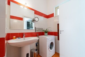 Douche, sèche-cheveux, bidet, serviettes fournies