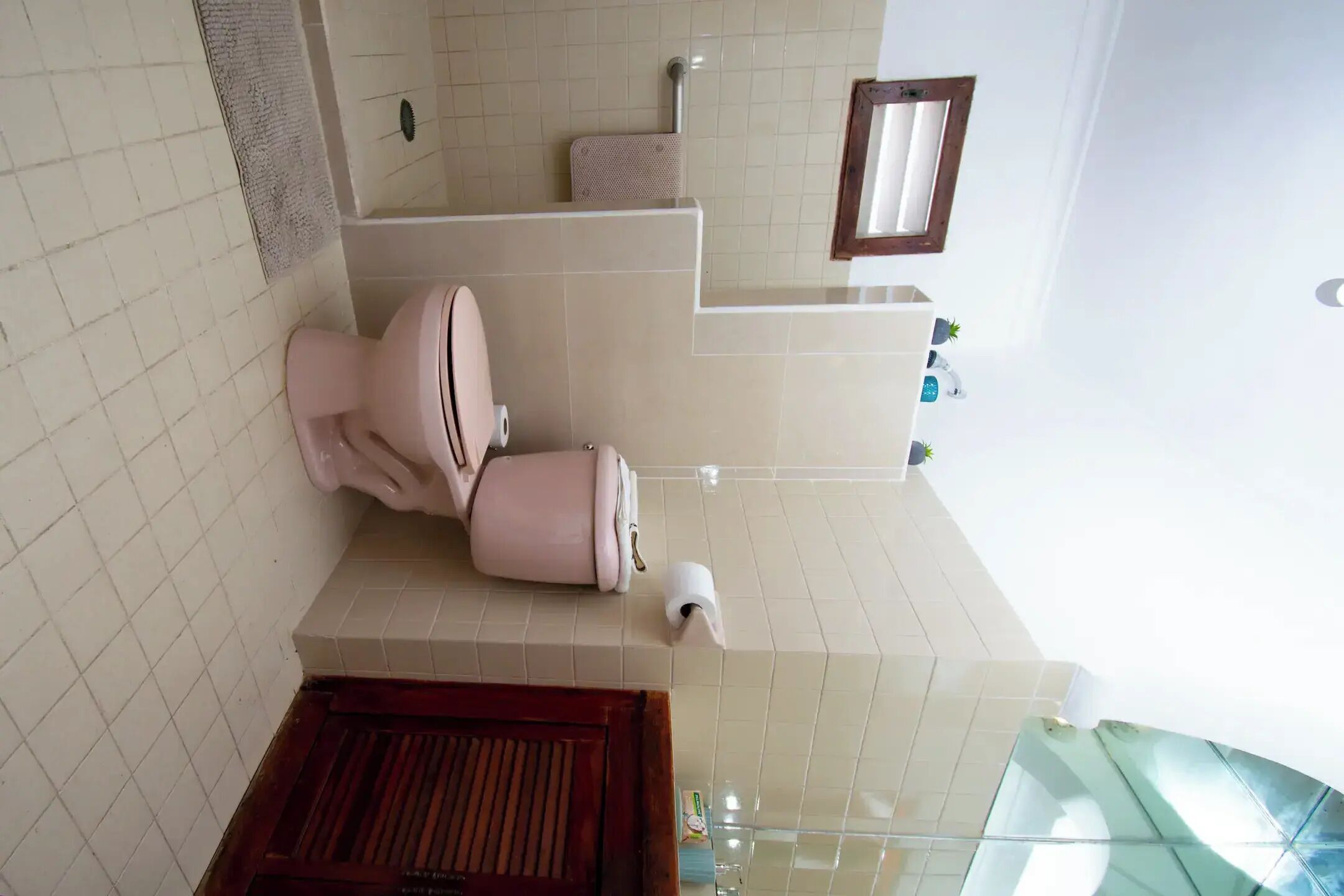 Haartrockner, Handtücher, Seife, Toilettenpapier