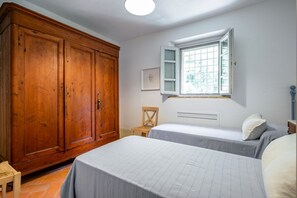 4 bedrooms, iron/ironing board