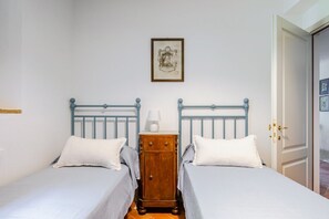 4 habitaciones y tabla de planchar con plancha